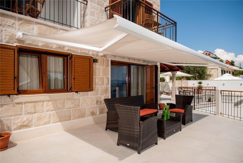 Beachfront villa in Brač, photograph 9