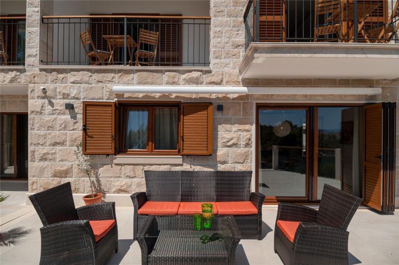 Beachfront villa in Brač, photograph 8