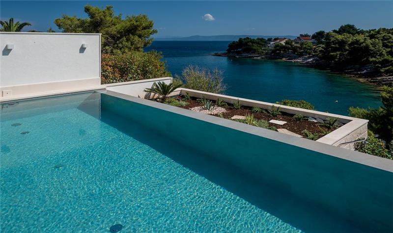 Beachfront villa in Brač, photograph 3