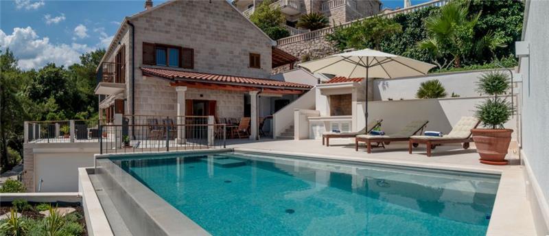 Beachfront villa in Brač, photograph 4