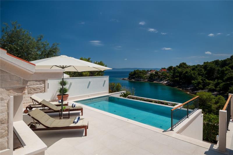 Beachfront villa in Brač, photograph 2