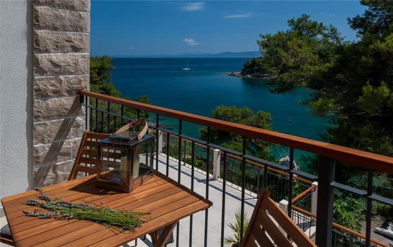 Beachfront villa in Brač, photograph 17
