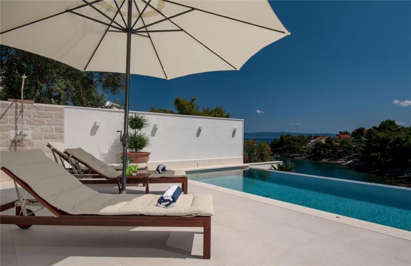 Beachfront villa in Brač, photograph 1