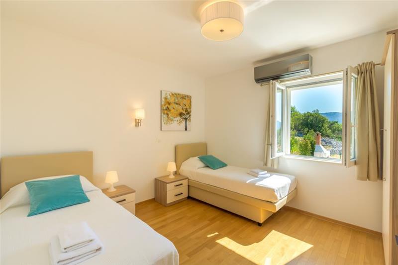 Sea-view villa in Orasac, photograph 24