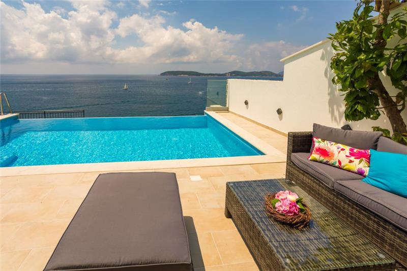 Sea-view villa in Lozica, photograph 4