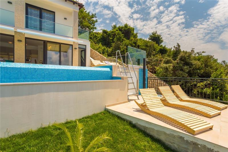 Sea-view villa in Lozica, photograph 12