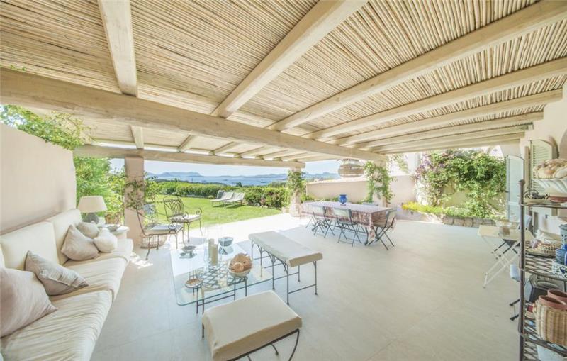 Sea-view villa in Sardinia, photograph 3