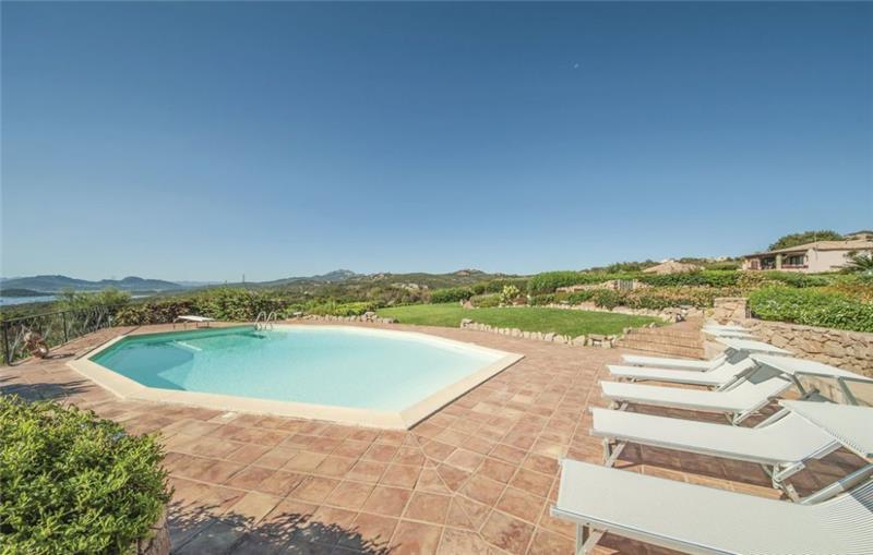 Sea-view villa in Sardinia, photograph 1