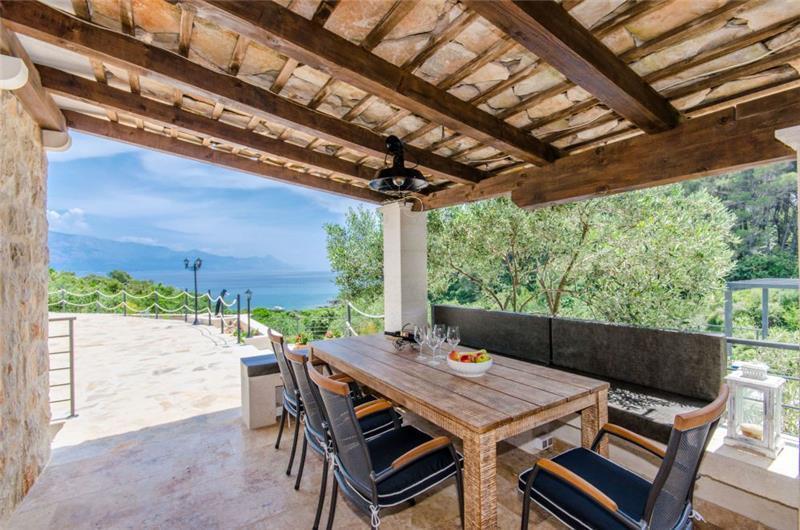 Beachfront villa in Brač, photograph 10