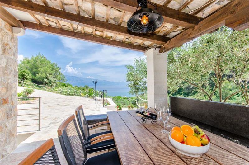 Beachfront villa in Brač, photograph 8