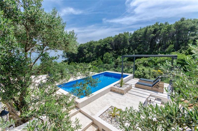 Beachfront villa in Brač, photograph 1