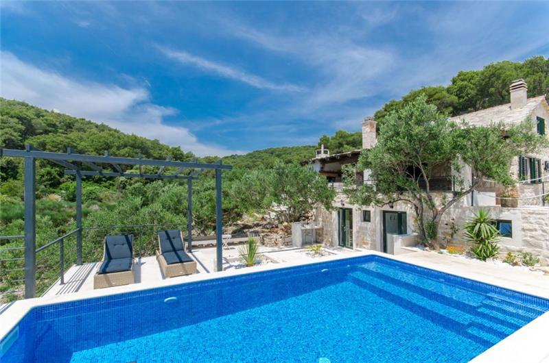 Beachfront villa in Brač, photograph 3