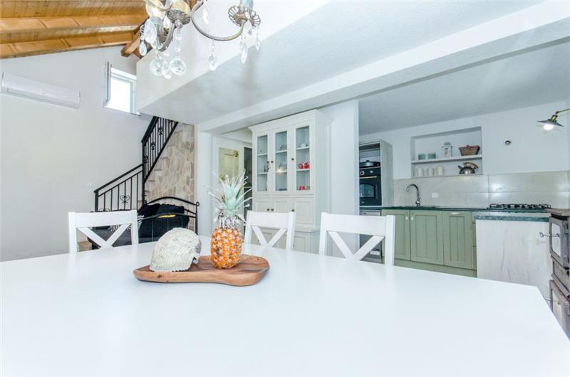 Beachfront villa in Brač, photograph 21