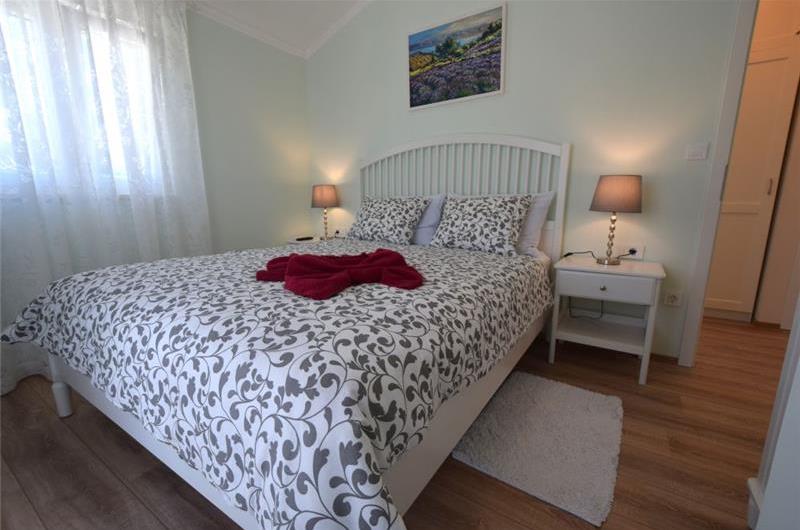 2 Bedroom Villa with Jacuzzi in Malinska, Krk Island, Sleeps 4-6