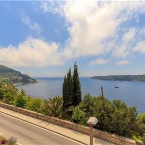 3 Bedroom Apartment with Terrace and Sea Views near Dubrovnik Old Town, Sleeps 5-7