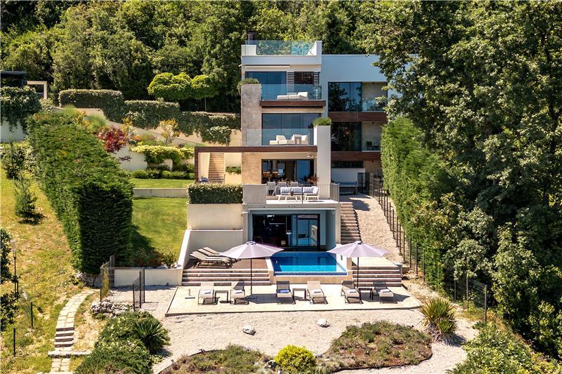 Sea-view villa in Opatija, photograph 1