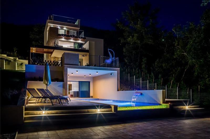 4 Bedroom Villa with Salt Water Pool, Private mini golf course and Rooftop Terrace near Opatija, Sleeps 8
