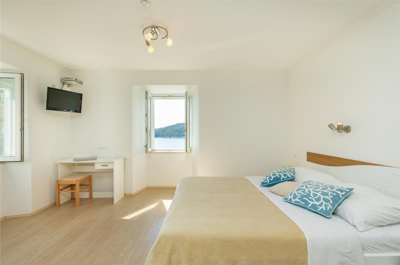 3 Bedroom Apartment with Terrace and Jacuzzi near Dubrovnik Old Town, Sleeps 6-8
