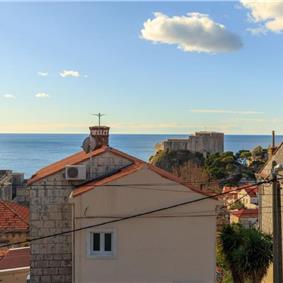 2 Bedroom Apartment with Rooftop Terrace and Jacuzzi near Dubrovnik Old Town, Sleeps 4