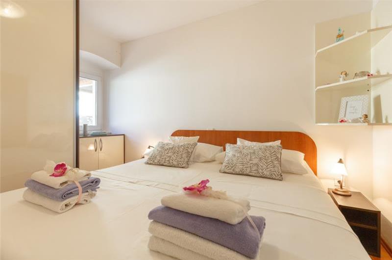 1 Bedroom Apartment with Shared Rooftop Terrace and Jacuzzi near Dubrovnik Old Town, Sleeps 2