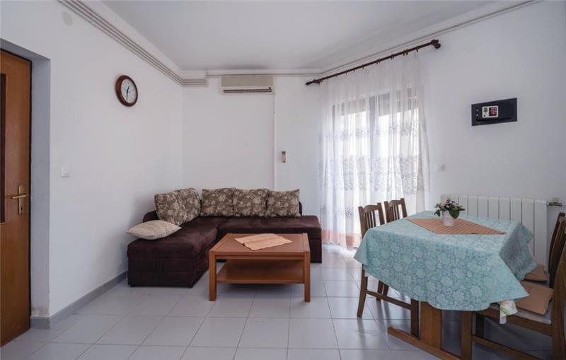 Sea-view villa in Pula, photograph 12