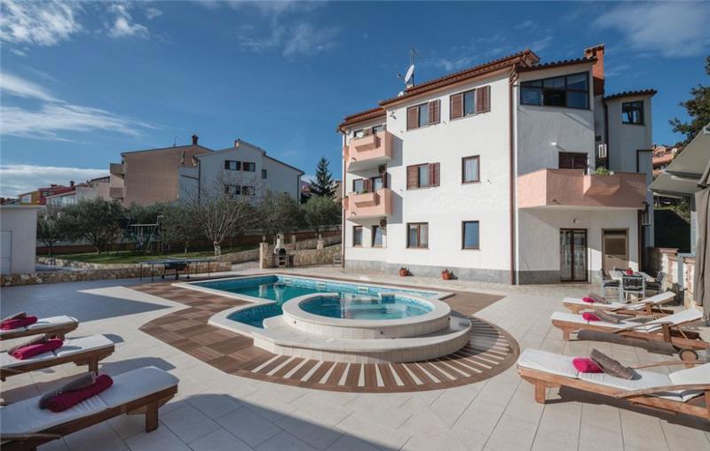 Sea-view villa in Pula, photograph 1