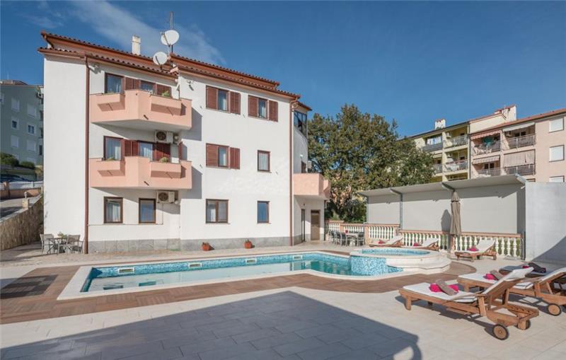 Sea-view villa in Pula, photograph 2