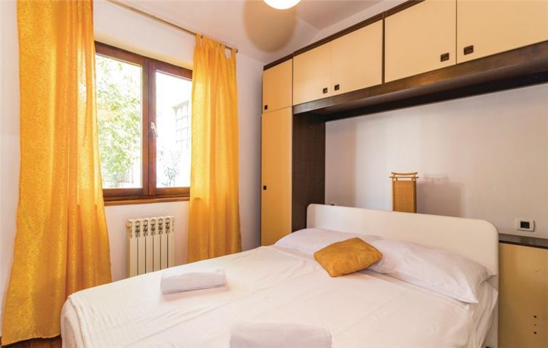 9 Bedroom Villa with Pool near Pula, Sleeps 18