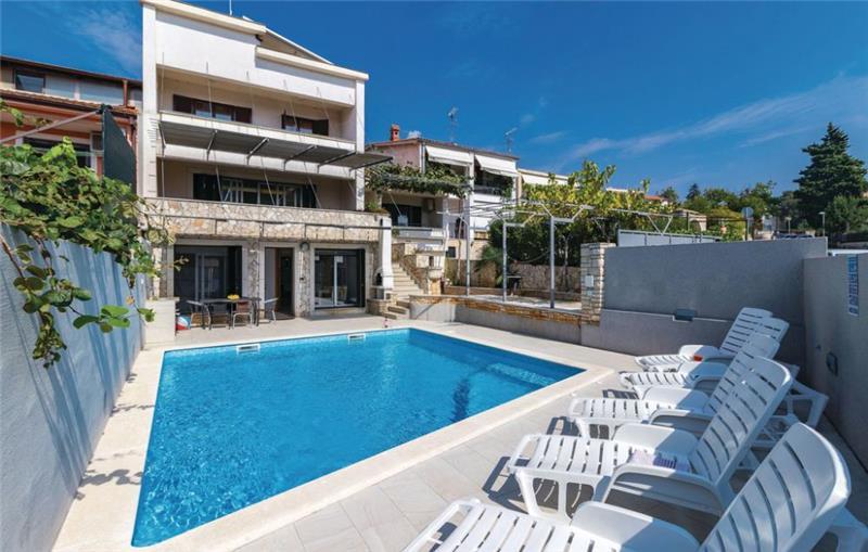 Sea-view villa in Pula, photograph 1