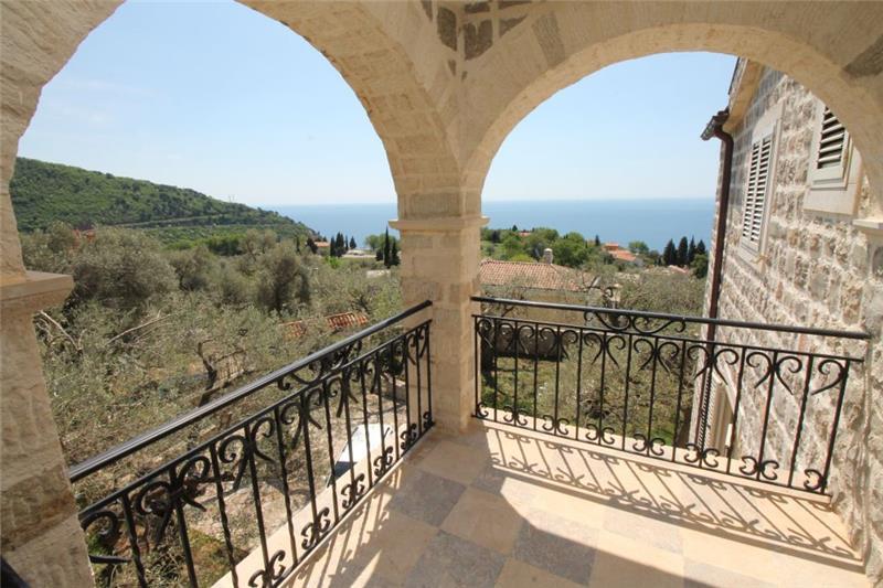 Sea-view villa in Sveti Stefan, photograph 9
