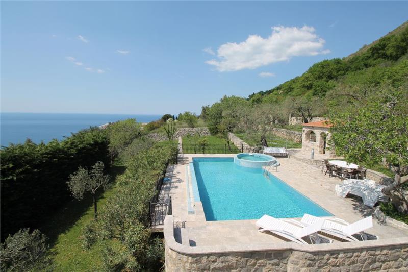 Sea-view villa in Sveti Stefan, photograph 4