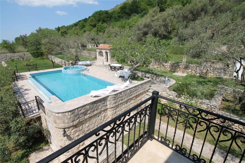 Sea-view villa in Sveti Stefan, photograph 7