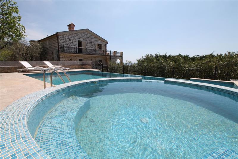 Sea-view villa in Sveti Stefan, photograph 6