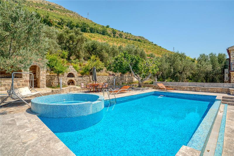 Sea-view villa in Sveti Stefan, photograph 2