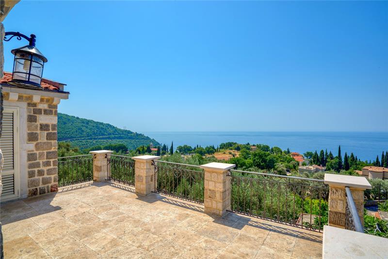 Sea-view villa in Sveti Stefan, photograph 3