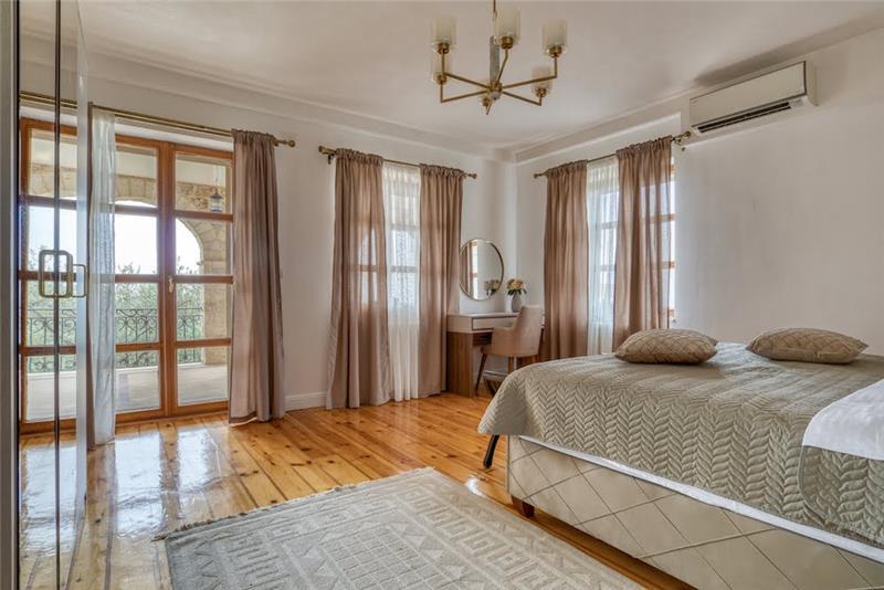Sea-view villa in Sveti Stefan, photograph 15
