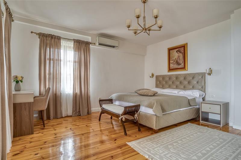 Sea-view villa in Sveti Stefan, photograph 14