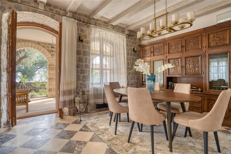 Sea-view villa in Sveti Stefan, photograph 12