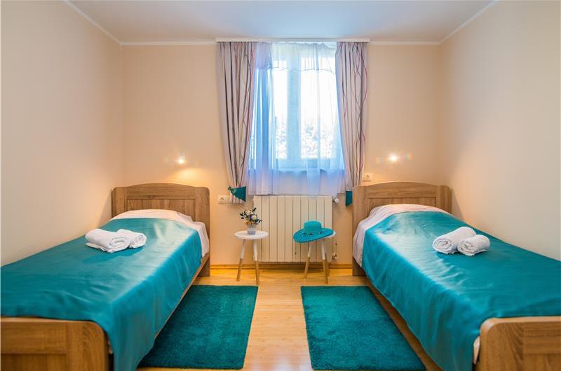 6 Bedroom Villa with Pool and Lounge Terrace near Rovinj, Sleeps 12