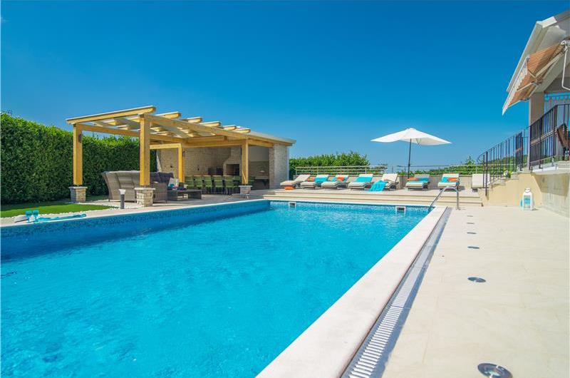 6 Bedroom Villa with Pool and Lounge Terrace near Rovinj, Sleeps 12