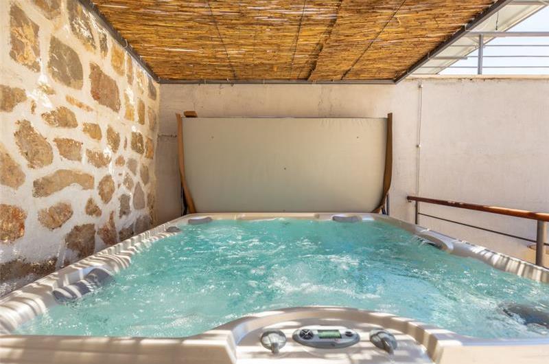 2 Bedroom Apartment with Balcony and Shared Jacuzzi near Dubrovnik Old Town, Sleeps 4-6