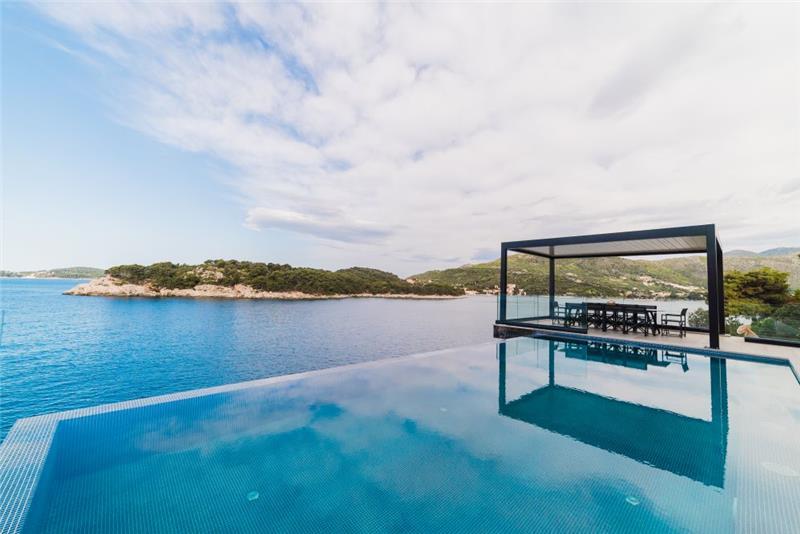 Beachfront villa in Stikovica, photograph 1