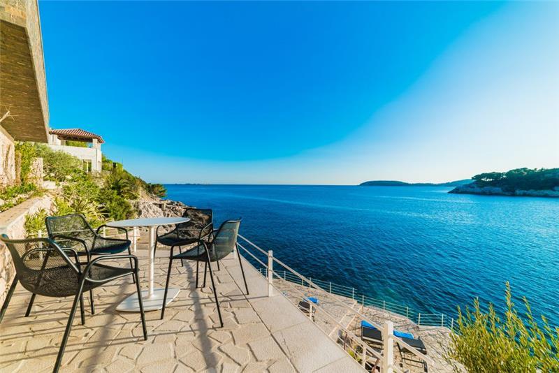 Beachfront villa in Stikovica, photograph 5