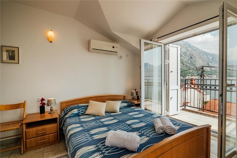 Beachfront villa in Orahovac, photograph 16