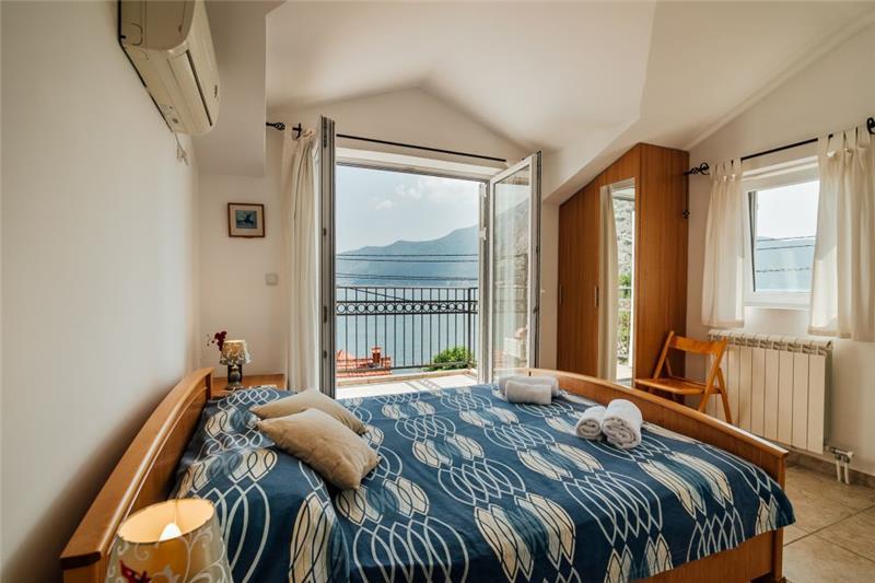 Beachfront villa in Orahovac, photograph 18