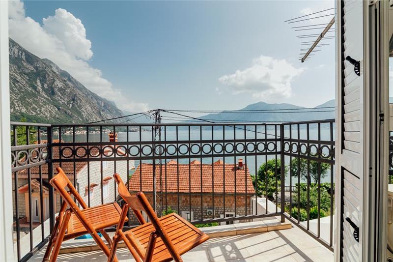 Beachfront villa in Orahovac, photograph 2