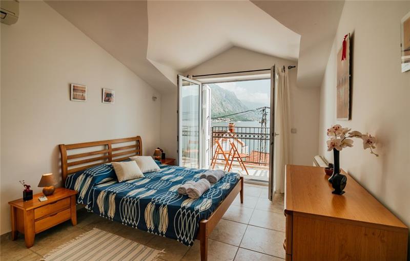 Beachfront villa in Orahovac, photograph 20