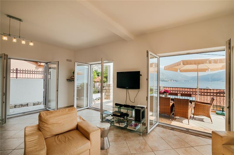 Beachfront villa in Orahovac, photograph 12