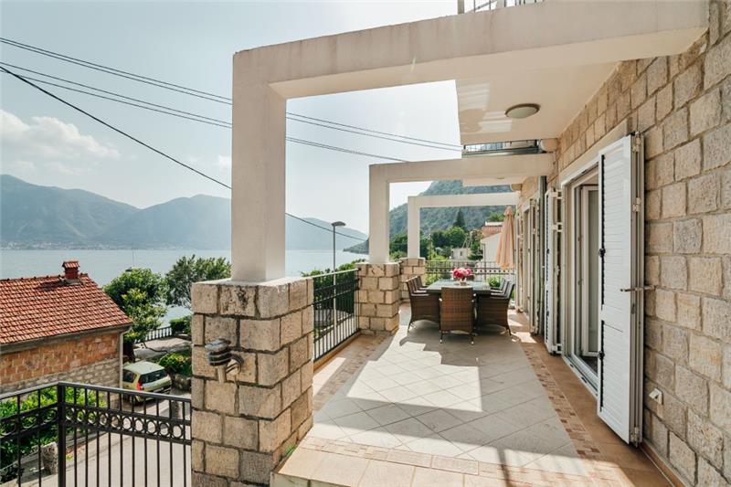 Beachfront villa in Orahovac, photograph 3