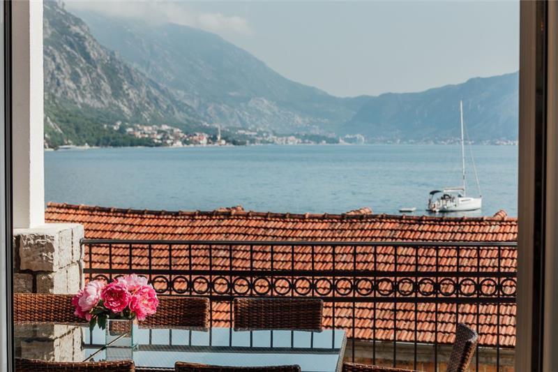 Beachfront villa in Orahovac, photograph 4